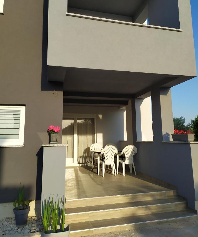 Apartmani Mira Нин Екстериор снимка