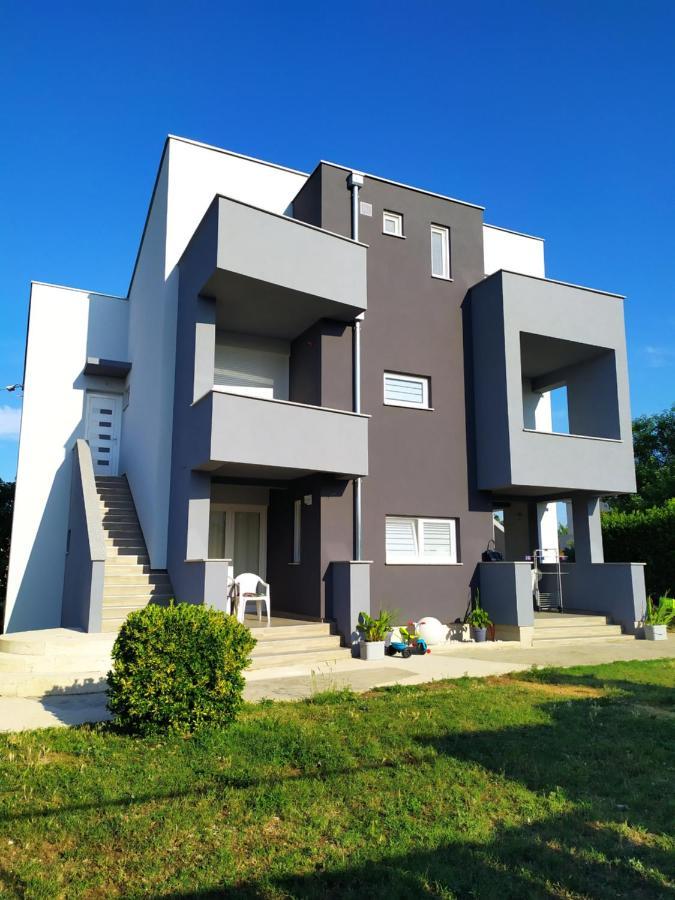 Apartmani Mira Нин Екстериор снимка