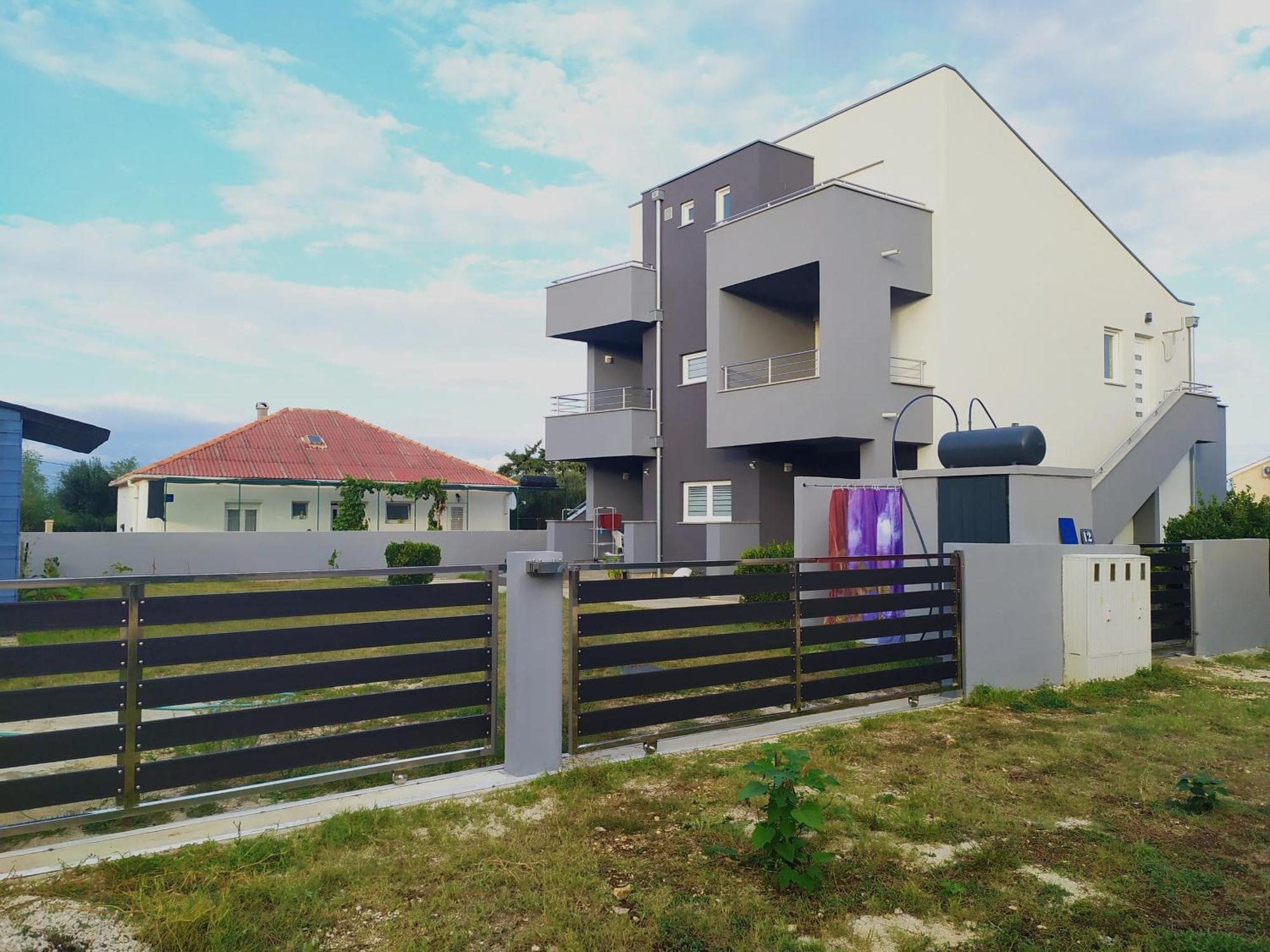 Apartmani Mira Нин Екстериор снимка